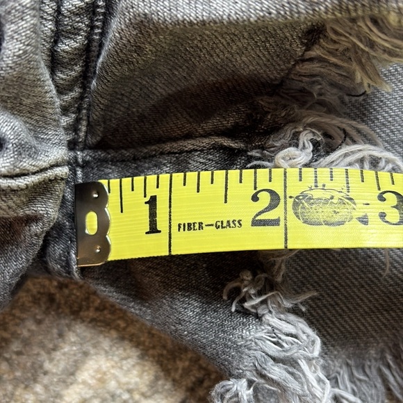 We the Free- Free People women’s Distressed Gray Denim Shorts -fray hem- size 29 - Picture 6 of 6